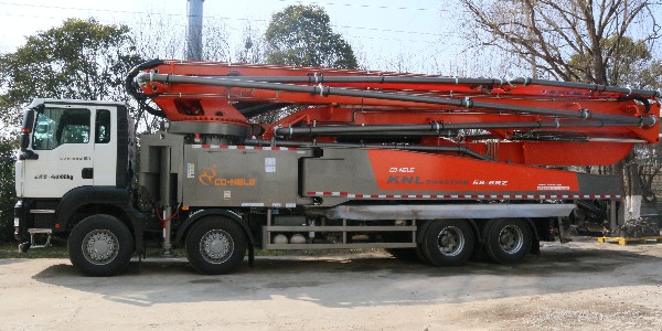 泵車發動機首次使用后及時更換機油