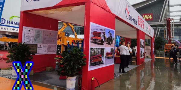 混凝土泵在下斜坡泵送時應當采取哪種措施防止骨料自流導致真空現象？