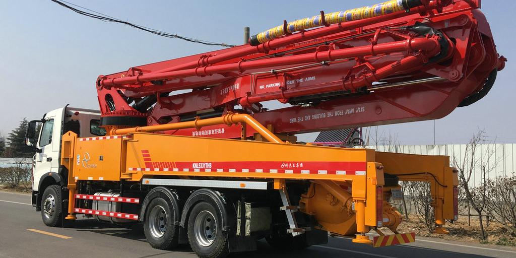 小型混凝土泵車更換活塞和S管的注意事項